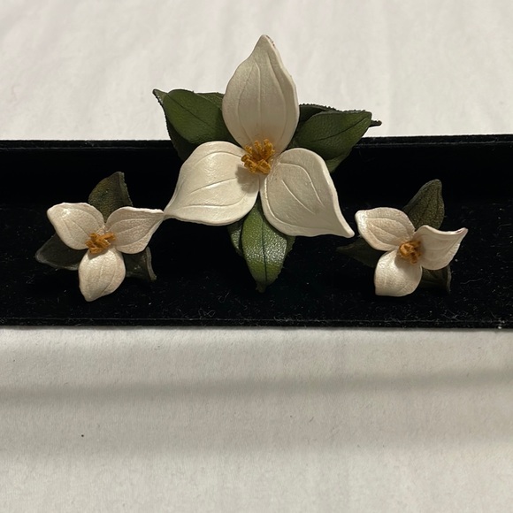 Leather Trillium Pin and Earrings - Picture 1 of 3